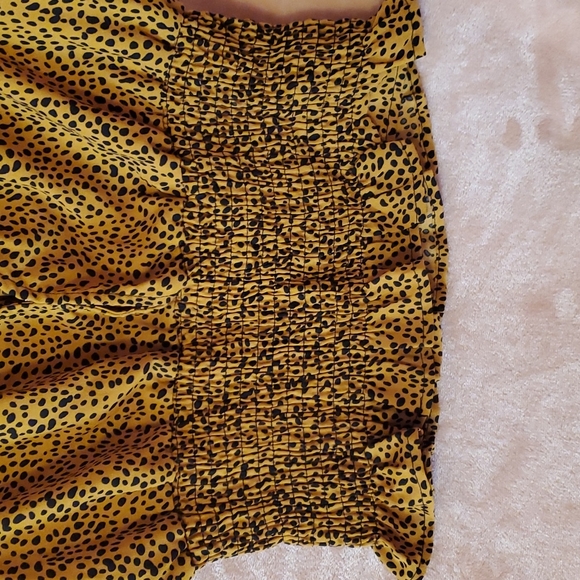 Crescent smocked waist crop top blouse - Picture 2 of 9